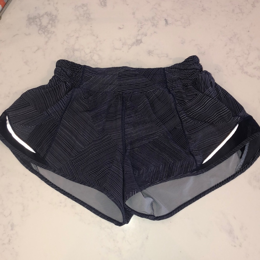 LULULEMON HOTTY HOT SHORTS 2.5 SZ 4 NAVY STRIPES